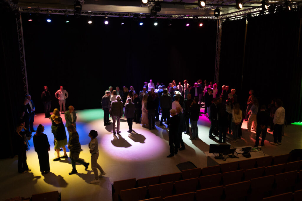 Lichtkegel laden zu Austausch ein