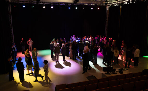 Lichtkegel laden zu Austausch ein