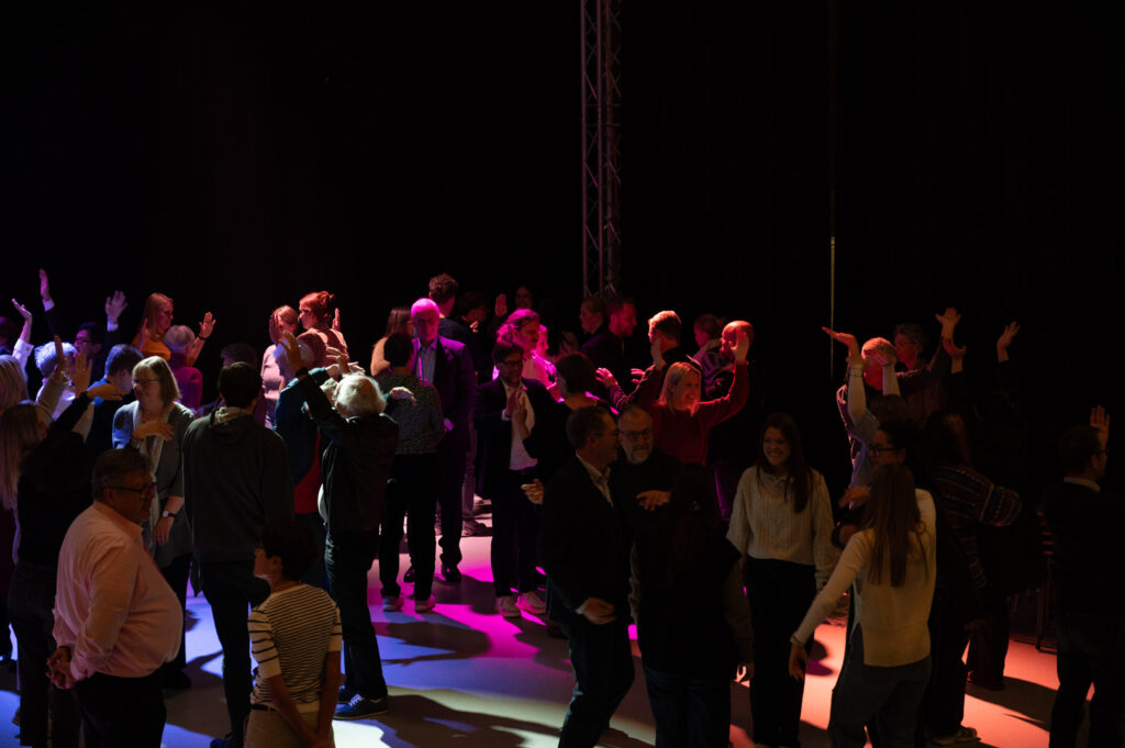 angeregte Gespräche in der Aula