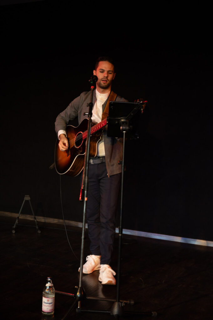 Sänger Ricky beim Singen seines Ständchens