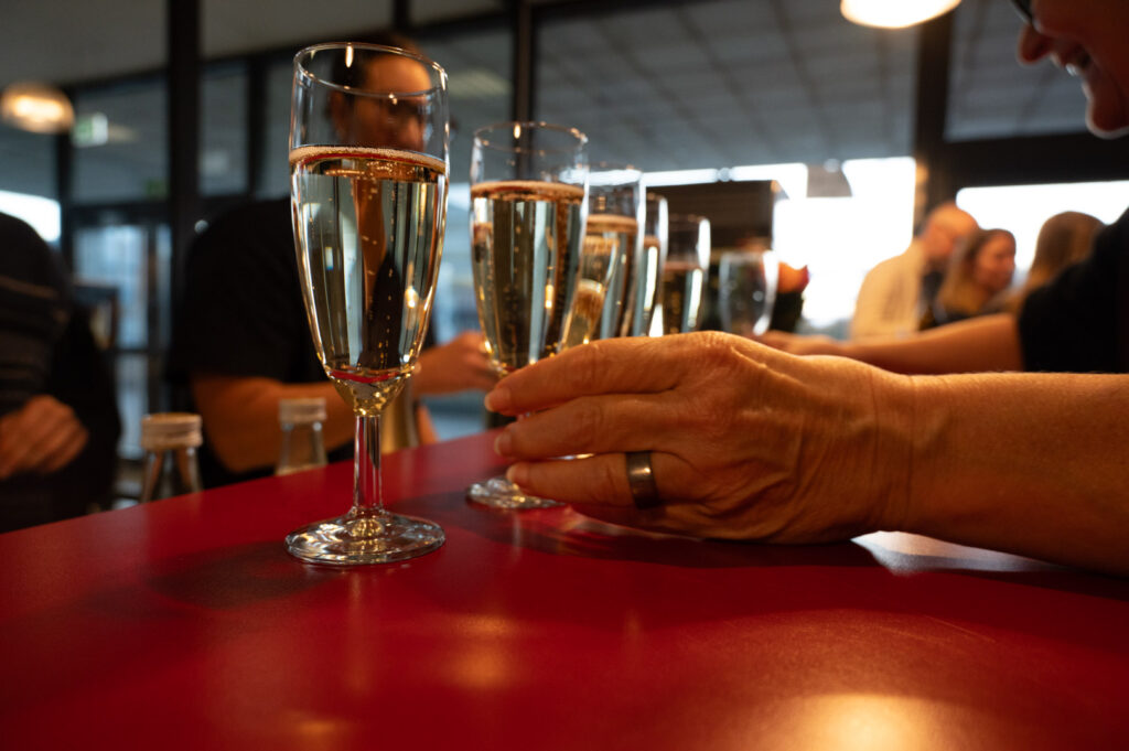 Sektgläser und Personen im Gespräch